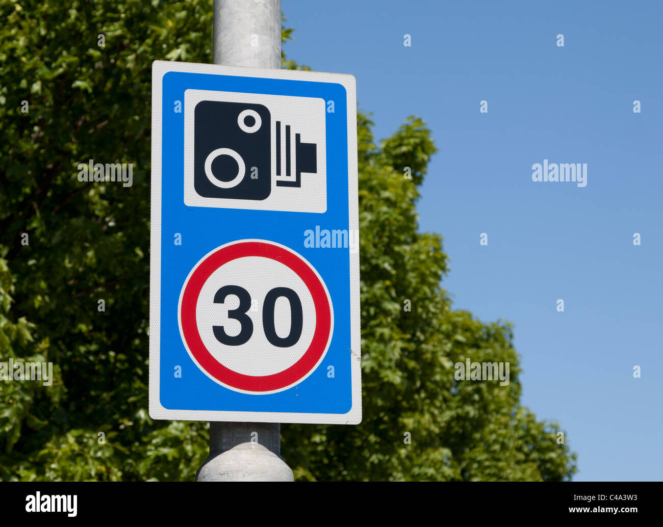 La limite de vitesse de 30 milles à l'heure avec speed camera sign Banque D'Images