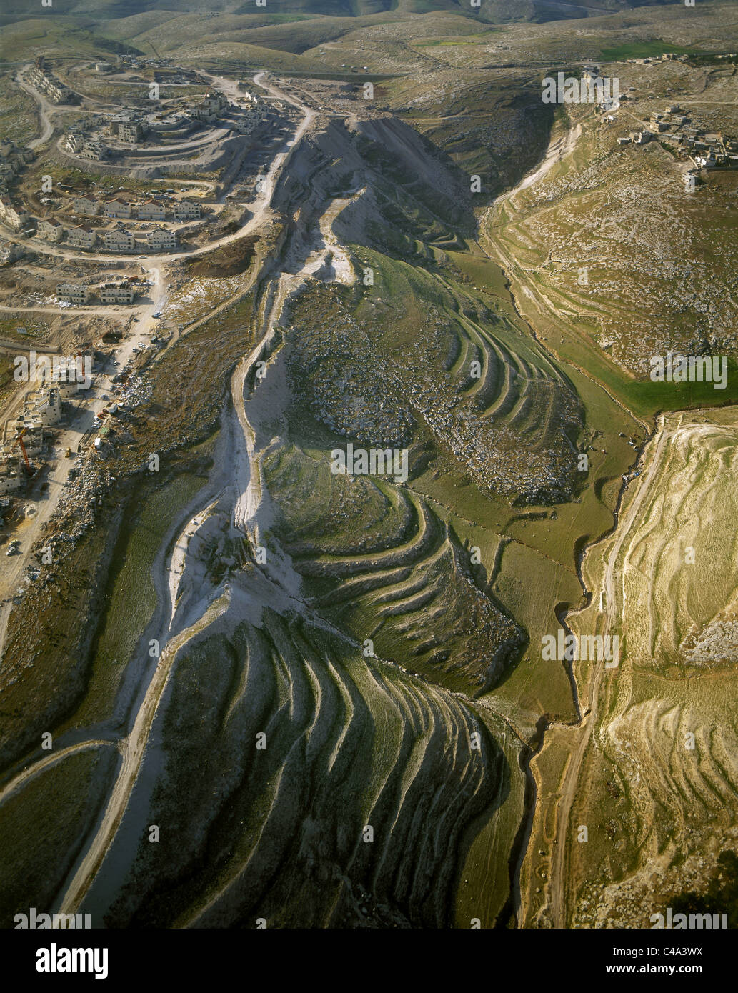 Photographie aérienne d'une colonie israélienne et un village arabe sur les collines de Samarie Banque D'Images