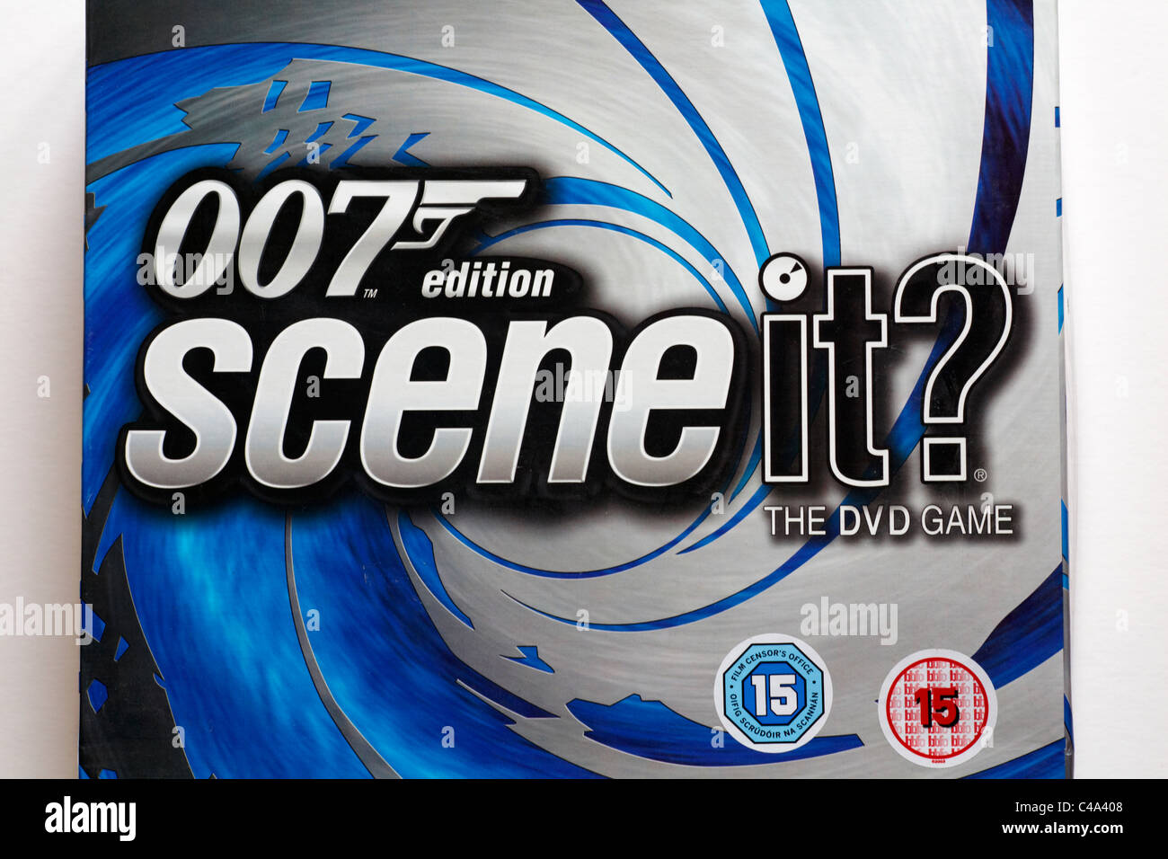 Gros plan sur James Bond Scene IT ? Jeu DVD édition 007 scène IT? jeu de société sur fond blanc Banque D'Images