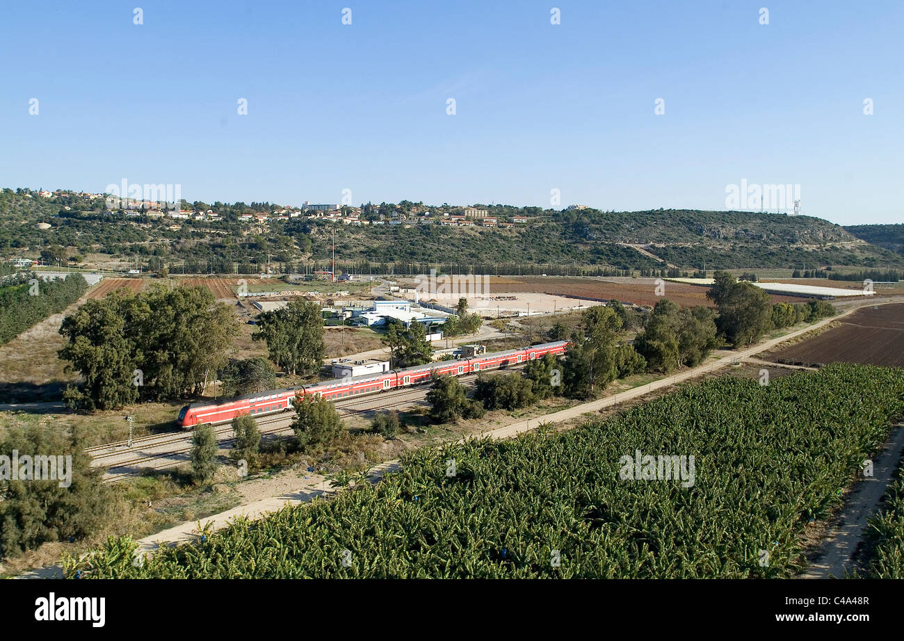 Photographie aérienne d'un train dans le Sharon Banque D'Images