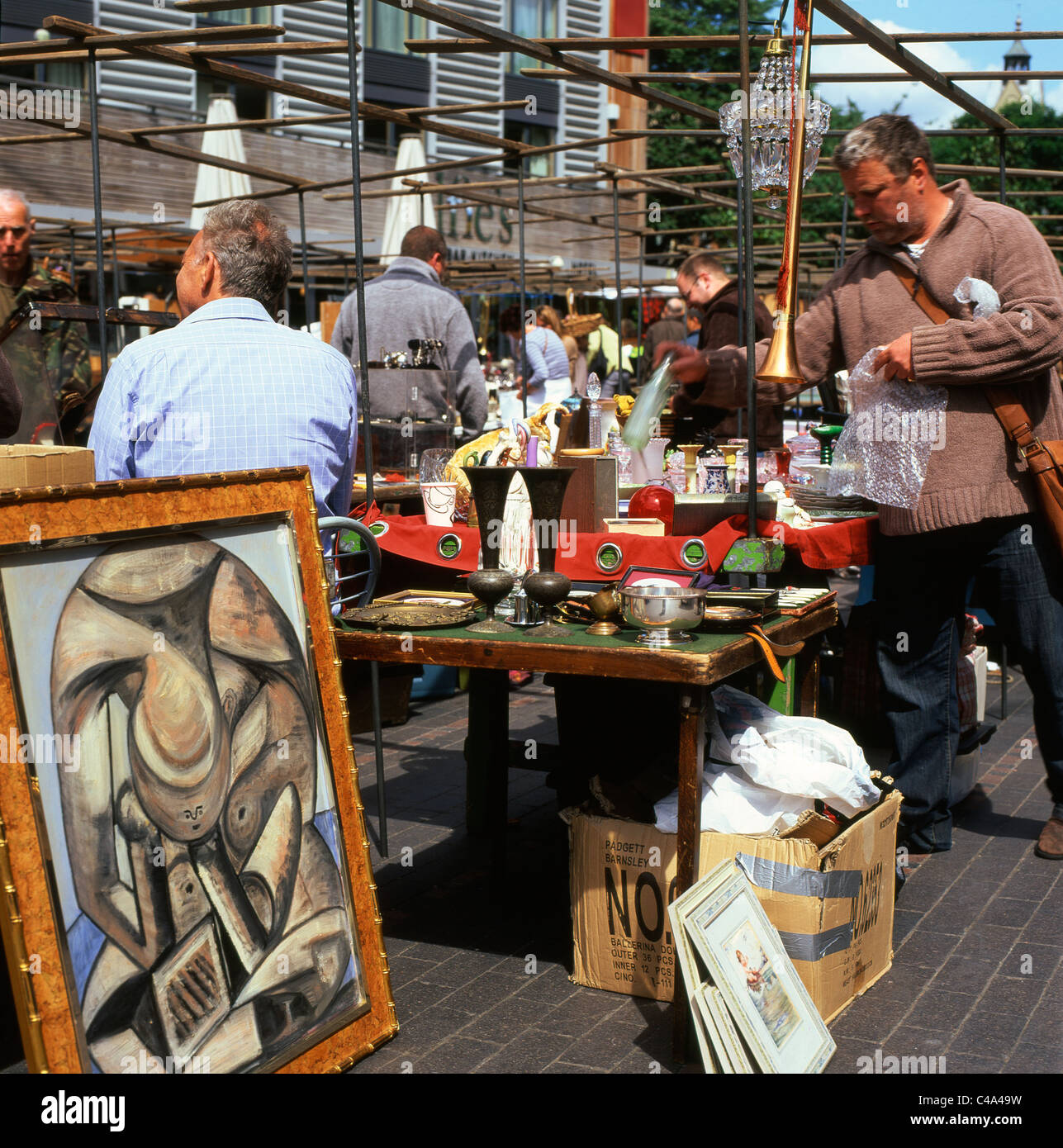 Bloquer la vente de la peinture abstraite à Bermondsey Antiques market London England UK Banque D'Images