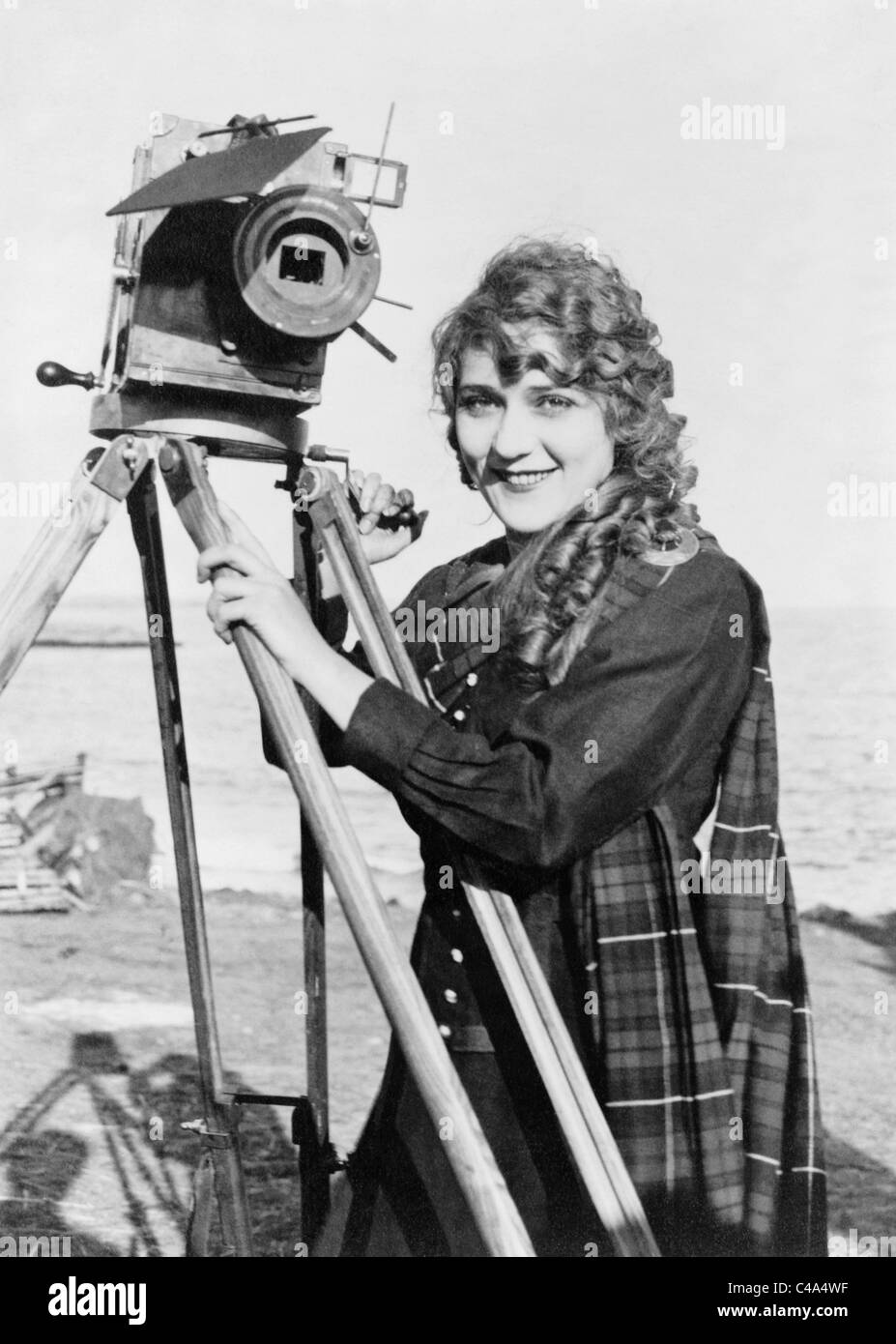 Vintage photo vers 1916 de l'actrice de cinéma Mary Pickford (1892 - 1979) debout à côté d'un appareil photo. Banque D'Images
