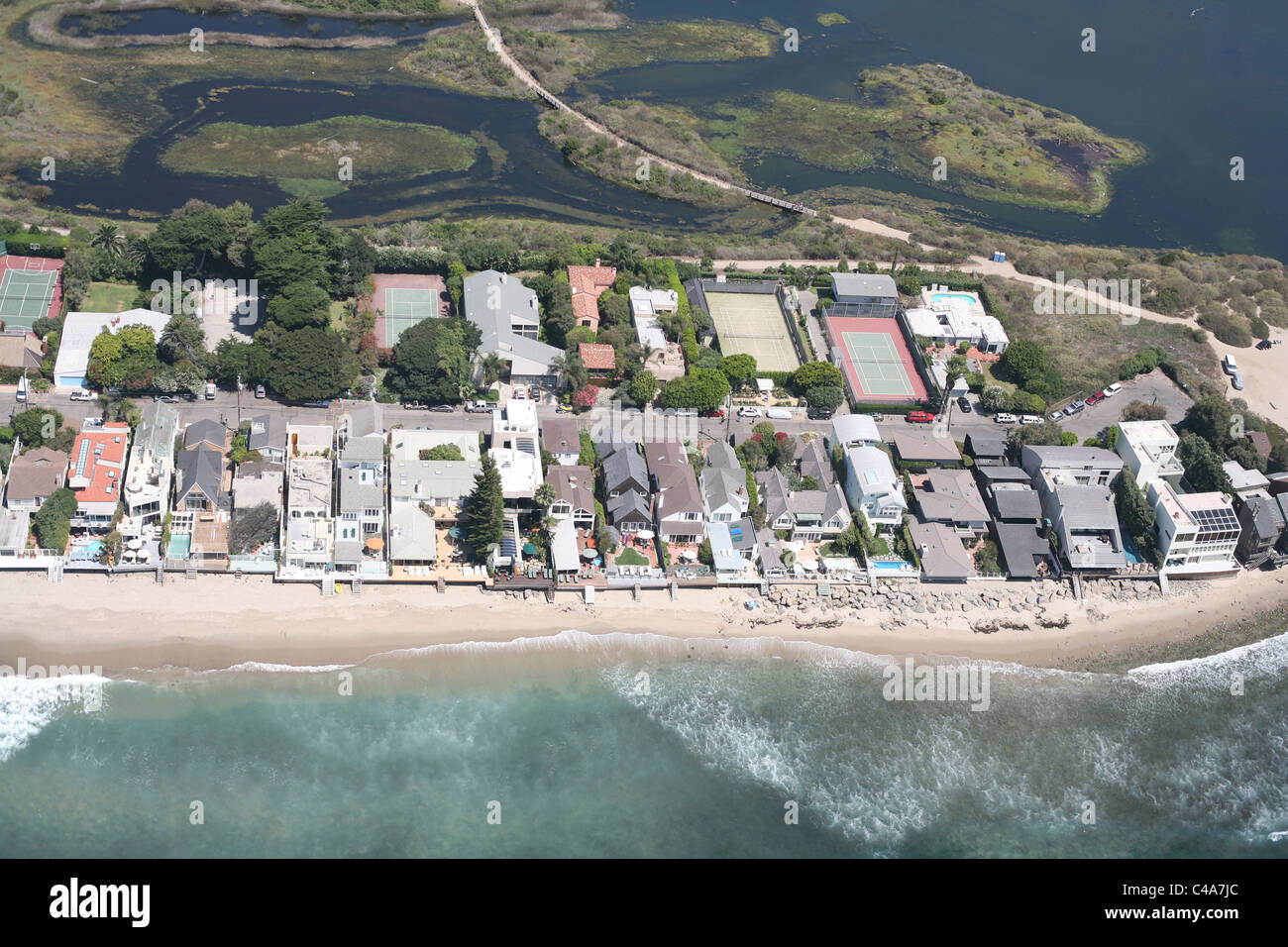 VUE AÉRIENNE.Communauté fermée entre un lagon et l'océan Pacifique.Malibu Colony, Los Angeles, Californie, États-Unis. Banque D'Images