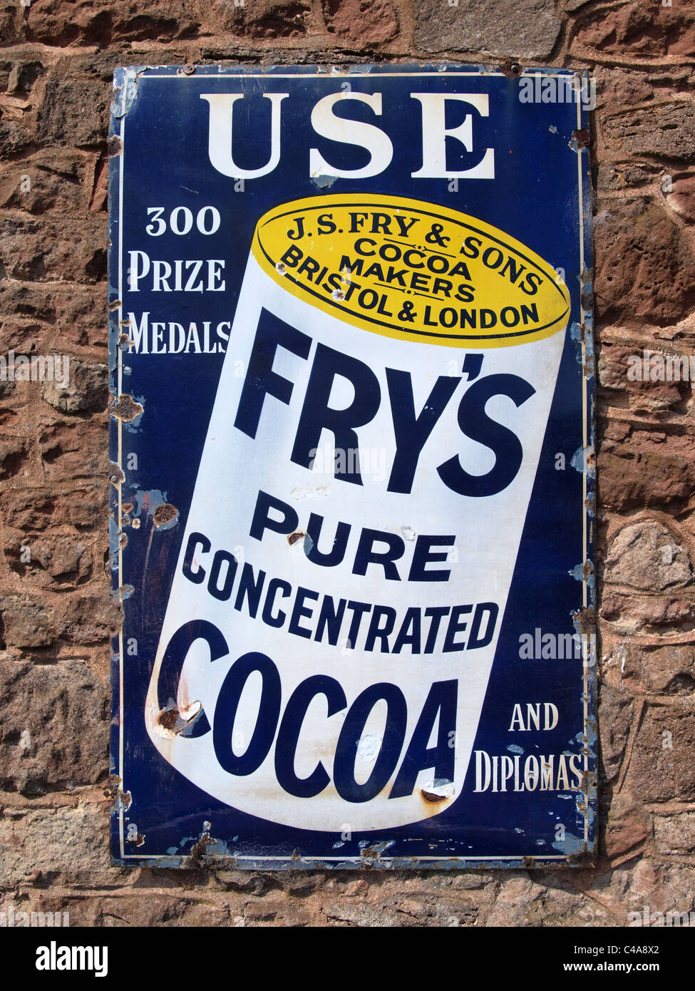 Vieux Fry's pure cacao concentré signe à Williton Station. West Somerset Railway. UK Banque D'Images