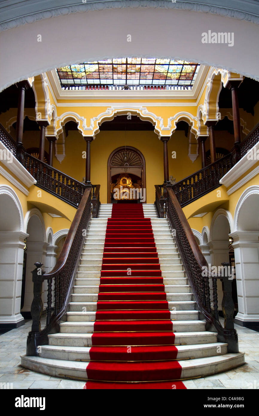 Escalier à l'Archevêché situé dans la Plaza Mayor de Lima, Pérou. Banque D'Images