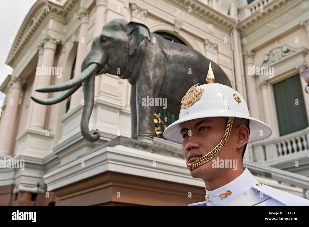 Garde côtière canadienne et l'éléphant statue au Kings Palace, Bangkok. Thaïlande Banque D'Images