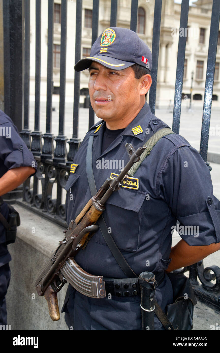 Agent de la police nationale de Lima, Pérou. Banque D'Images
