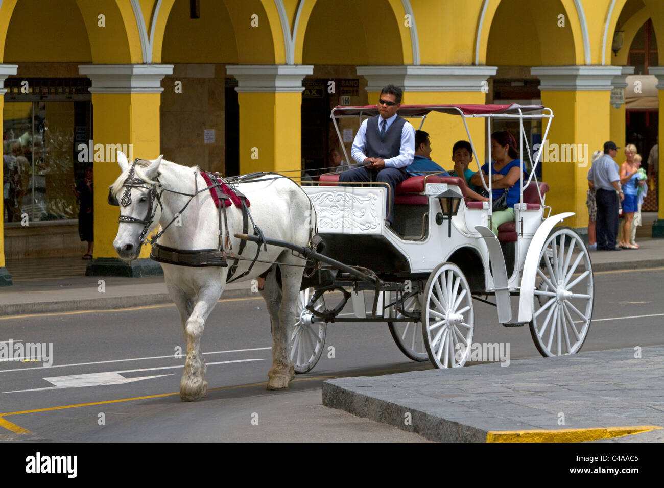 La calèche à la Plaza Mayor et la Plaza de Armas de Lima, Pérou. Banque D'Images