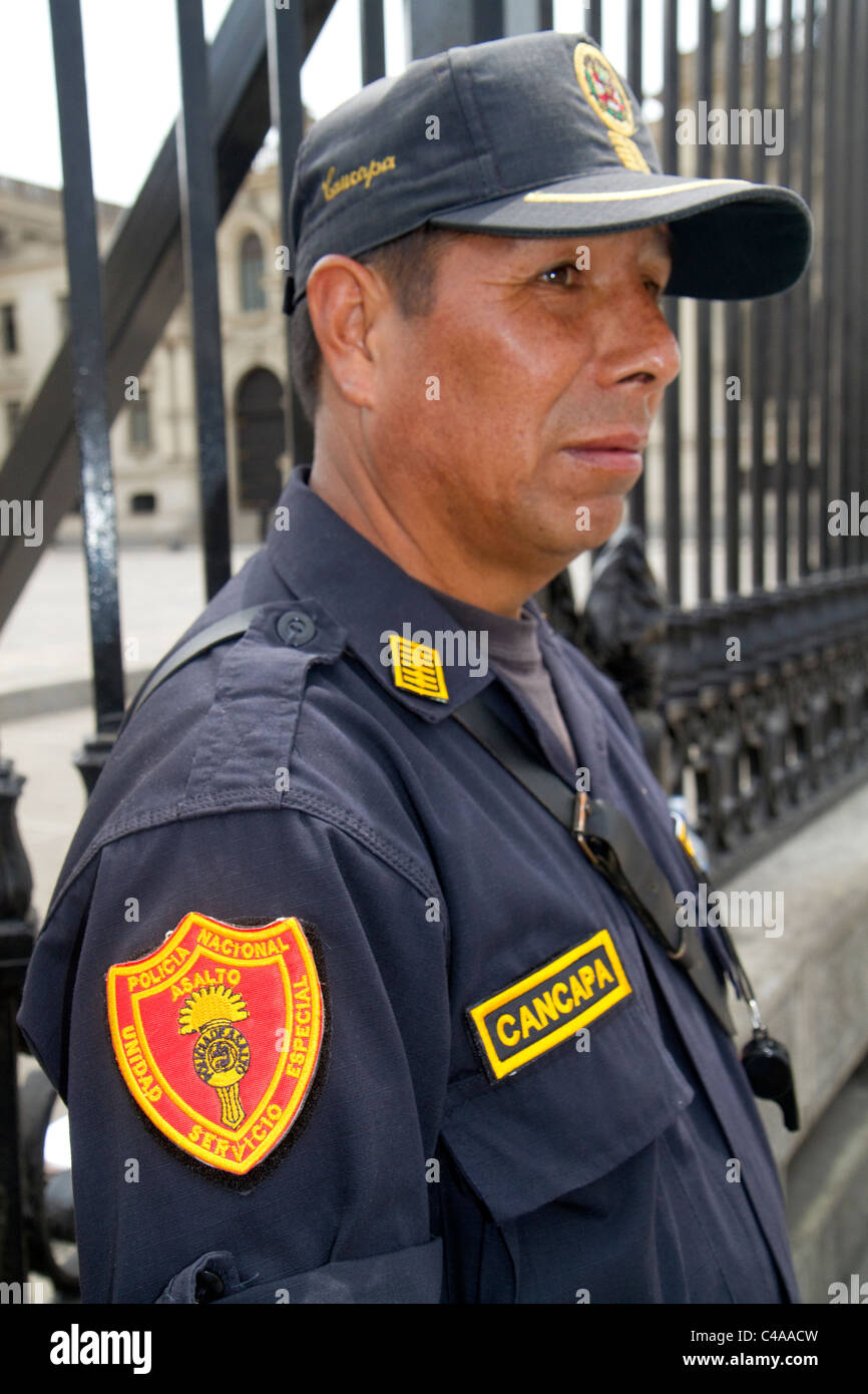 Agent de la police nationale de Lima, Pérou. Banque D'Images