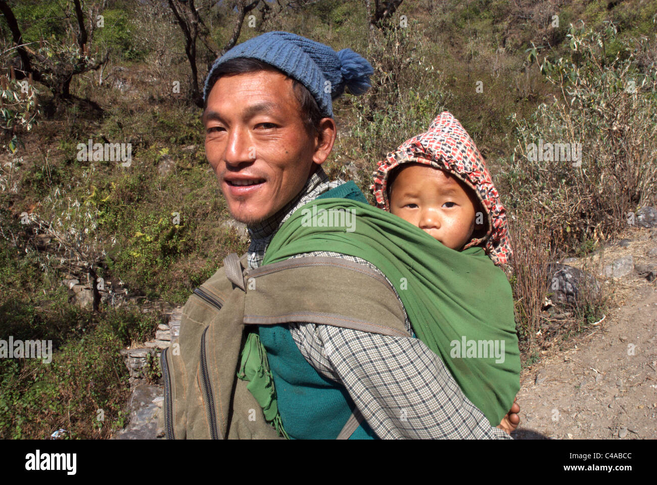 Un homme portant un bébé dans une écharpe sur le dos Photo Stock - Alamy