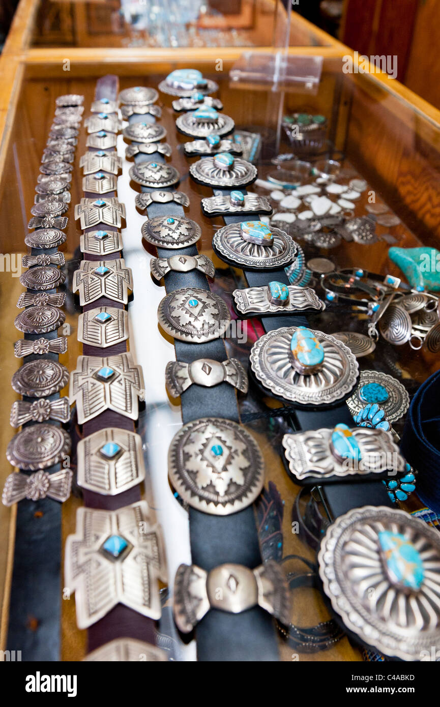 Native American turquoise et argent Bijoux en exposition à un poste de traite. Les ceintures de la Concha, principalement Navajo. Banque D'Images