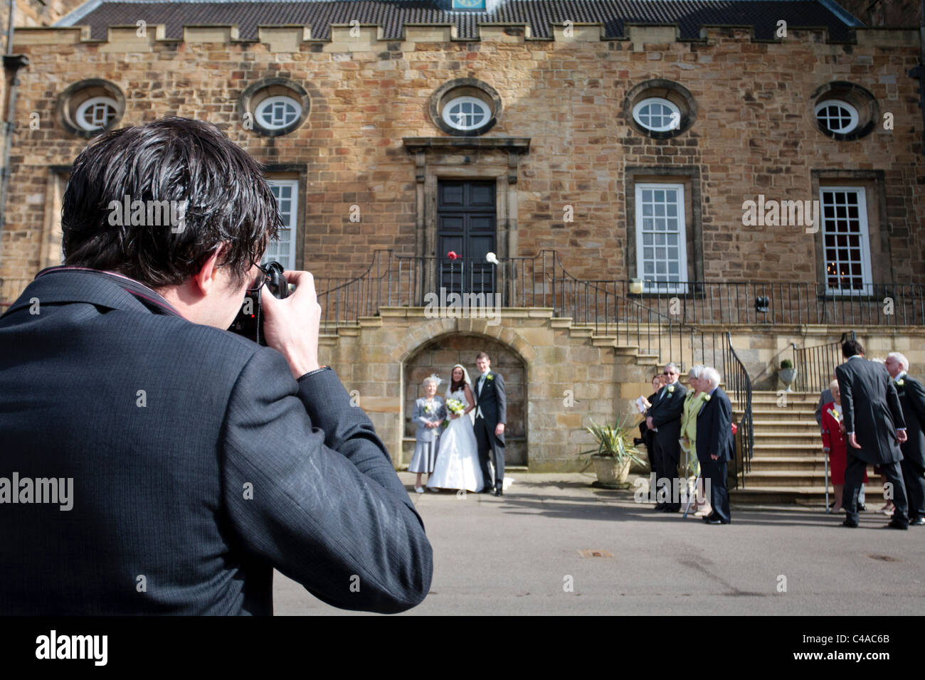 Une prise de vue Photographe mariage les mariés et mariées grand-mère à un mariage au château de Lumley à Durham Banque D'Images