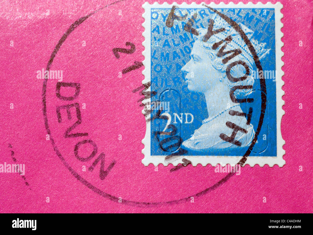 Une deuxième classe (2e) light blue Royal Mail timbre du bureau de poste avec Son Altesse Royale la Reine Elizabeth II Chef Banque D'Images