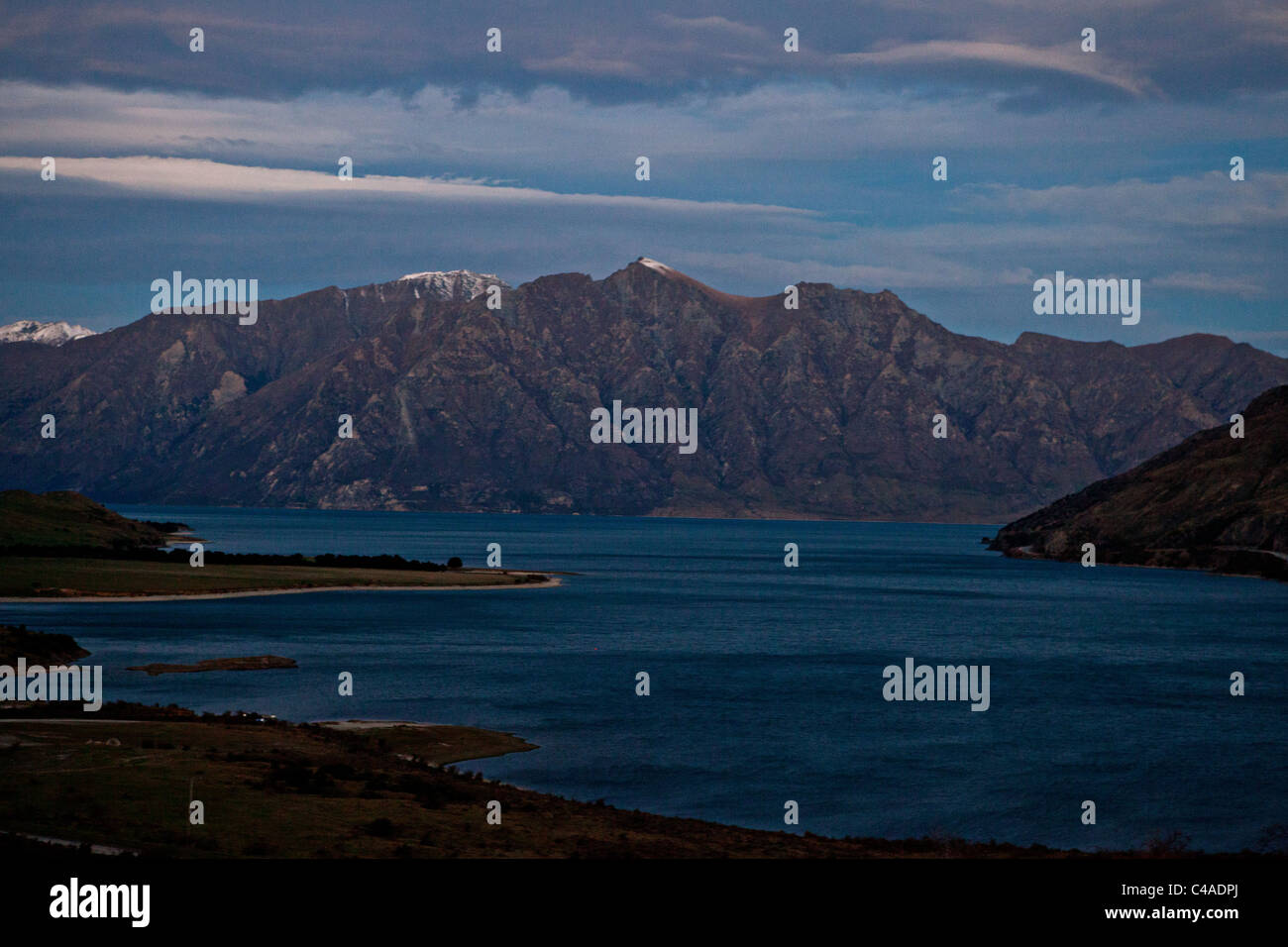 Hawea lac au crépuscule vue depuis le col, avec les alpes du sud à l'arrière-plan, Nouvelle-Zélande Banque D'Images