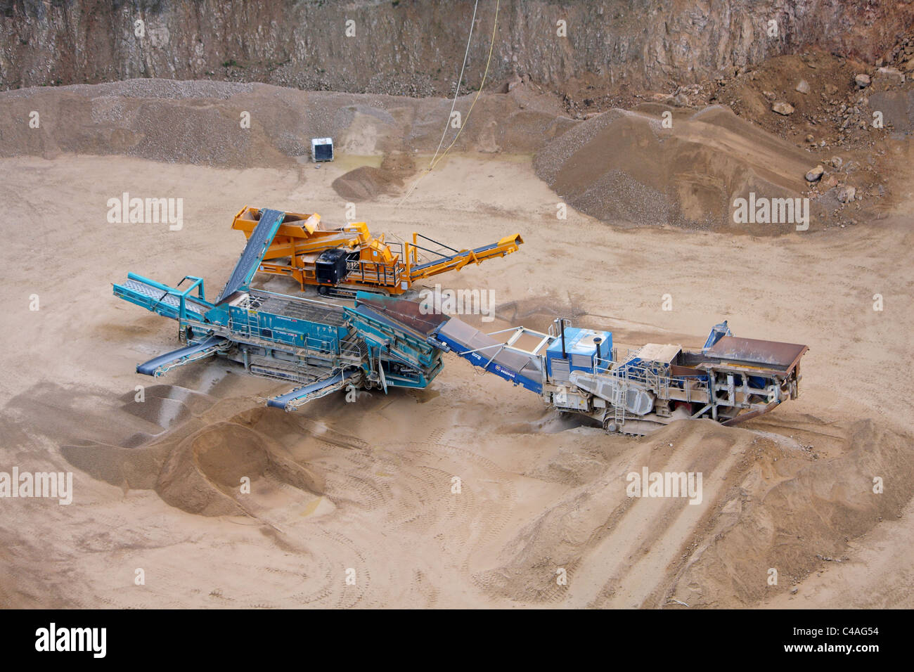 Une carrière pour la roche, pierre, sable et plus ; avec des machines lourdes Banque D'Images