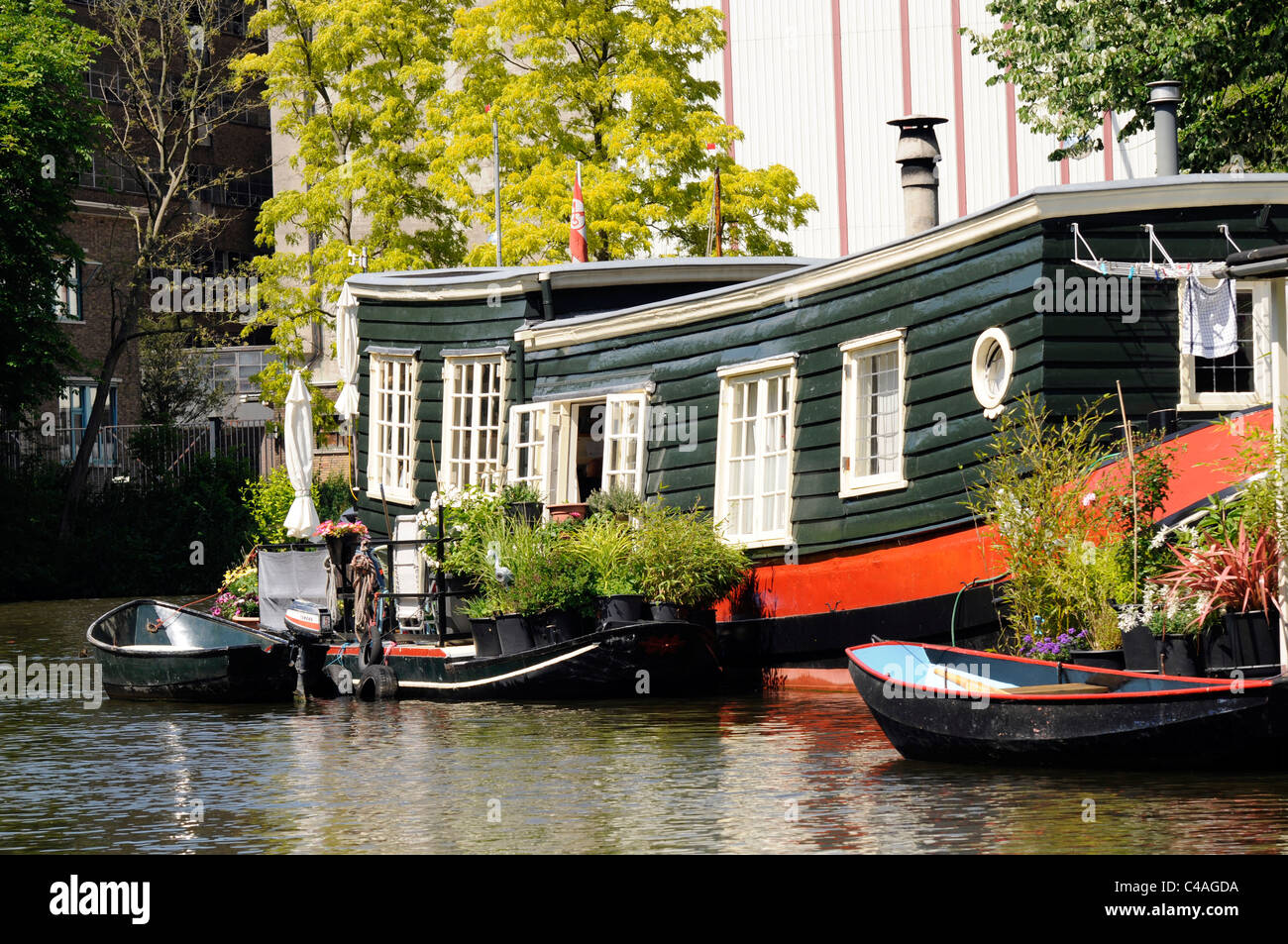 Maison Bateau sur canal à Leiden, Hollande Banque D'Images