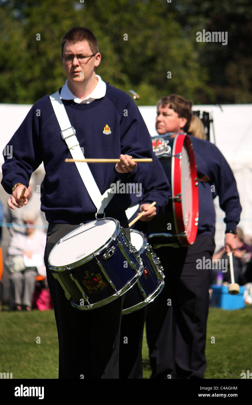 Un jeune garçon de son école marchant tambour battant la parade à l'unisson  avec les instruments de musique Photo Stock - Alamy