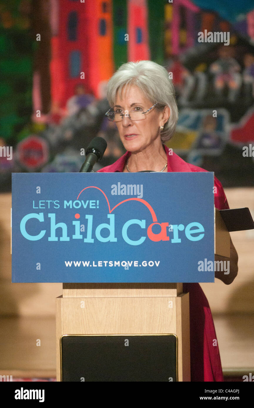 La santé et des Services Kathleen Sebelius Secrétaire parle avant la Première Dame Michelle Obama dévoilé vous permet de bouger ! Les soins aux enfants, un Banque D'Images