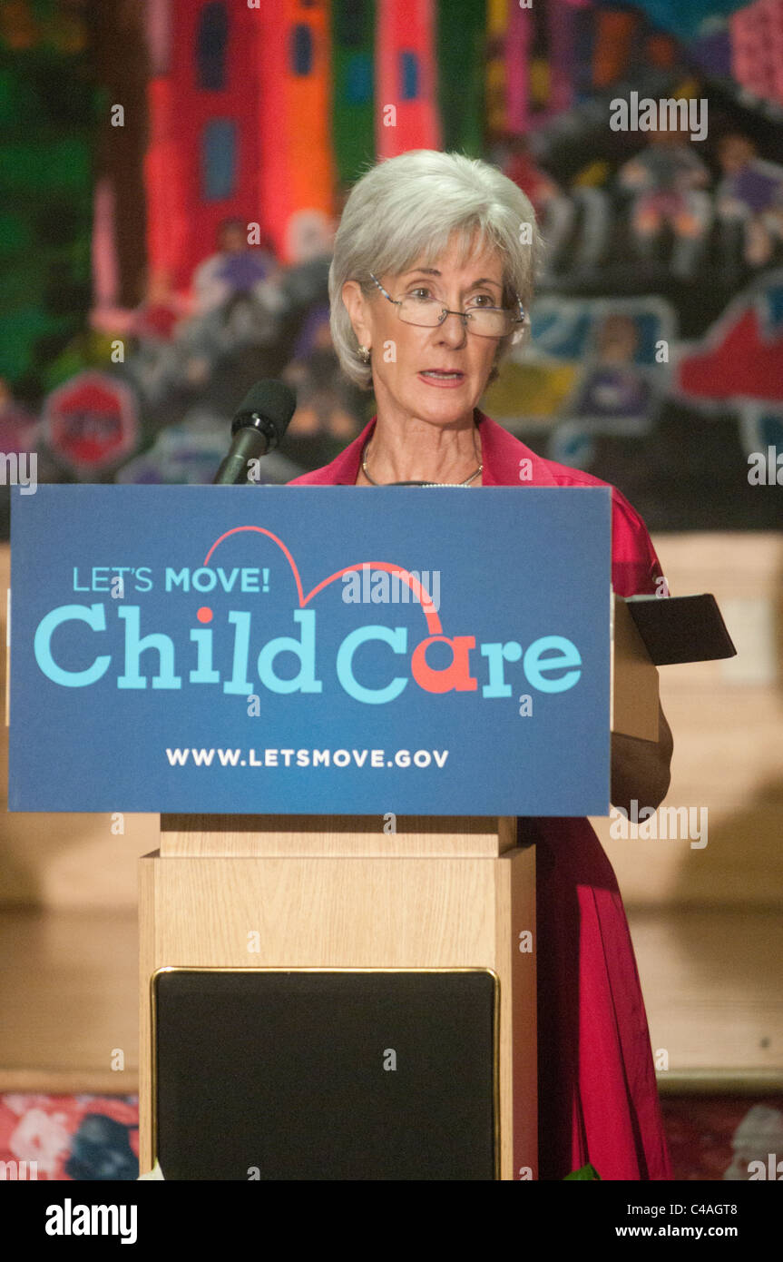 La santé et des Services Kathleen Sebelius Secrétaire parle avant la Première Dame Michelle Obama dévoilé vous permet de bouger ! Les soins aux enfants, un Banque D'Images