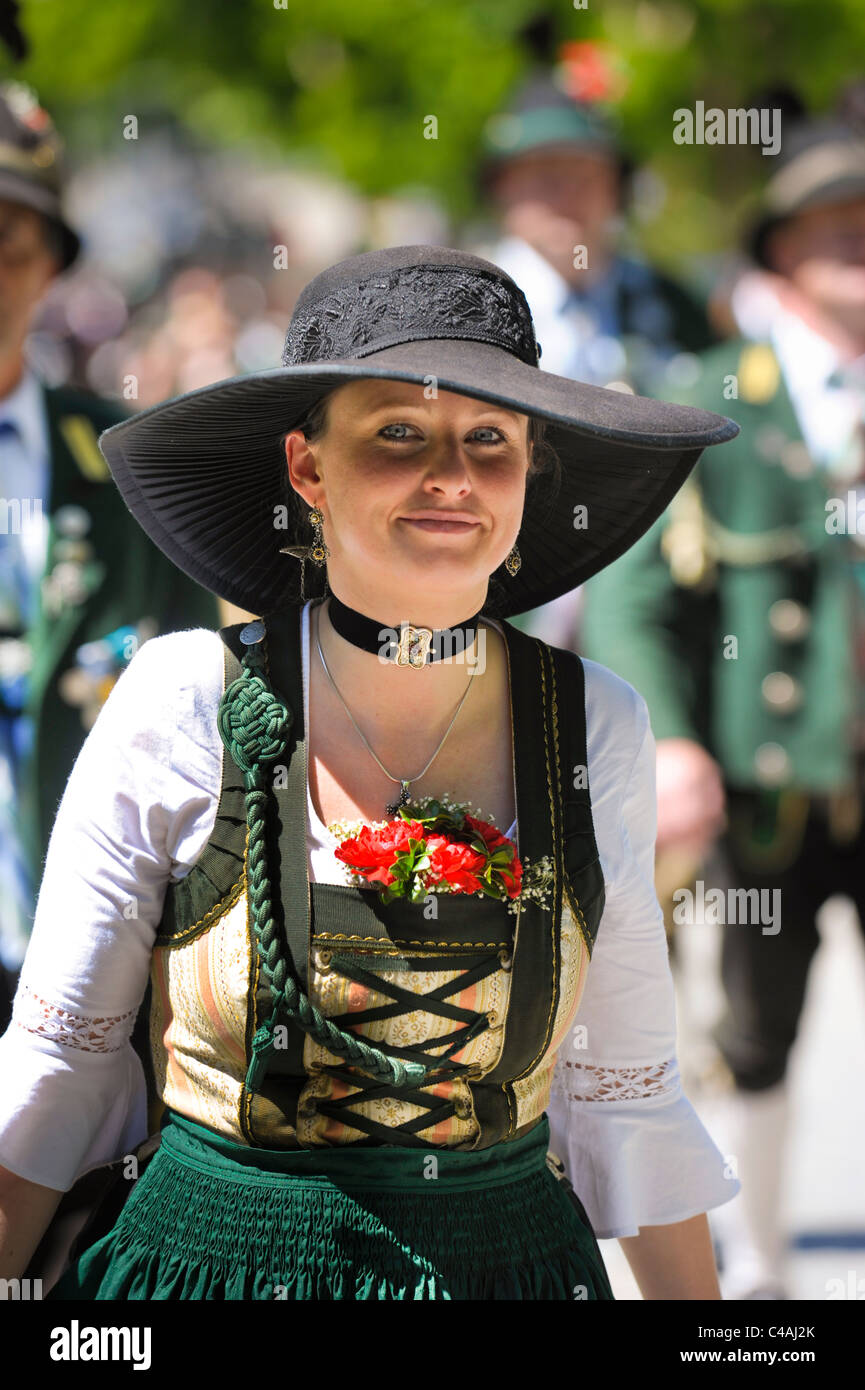 Les femmes en costume traditionnel bavarois au folk festival en Baviere Allemagne Photo Stock Alamy
