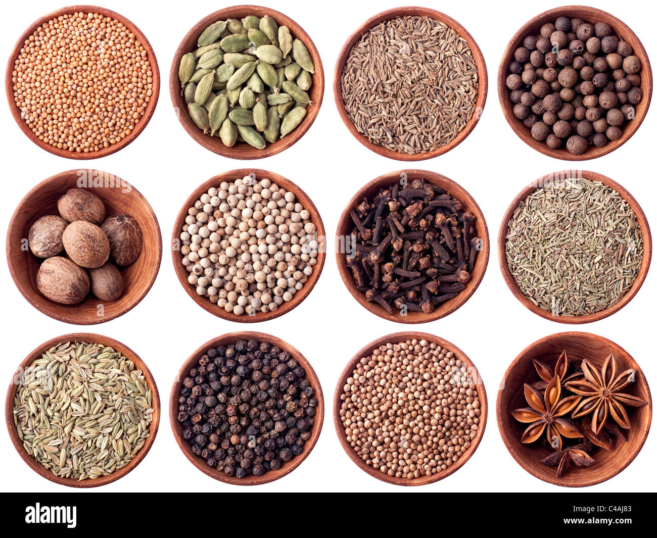 Bols en bois plein de différentes épices isolé sur fond blanc Banque D'Images