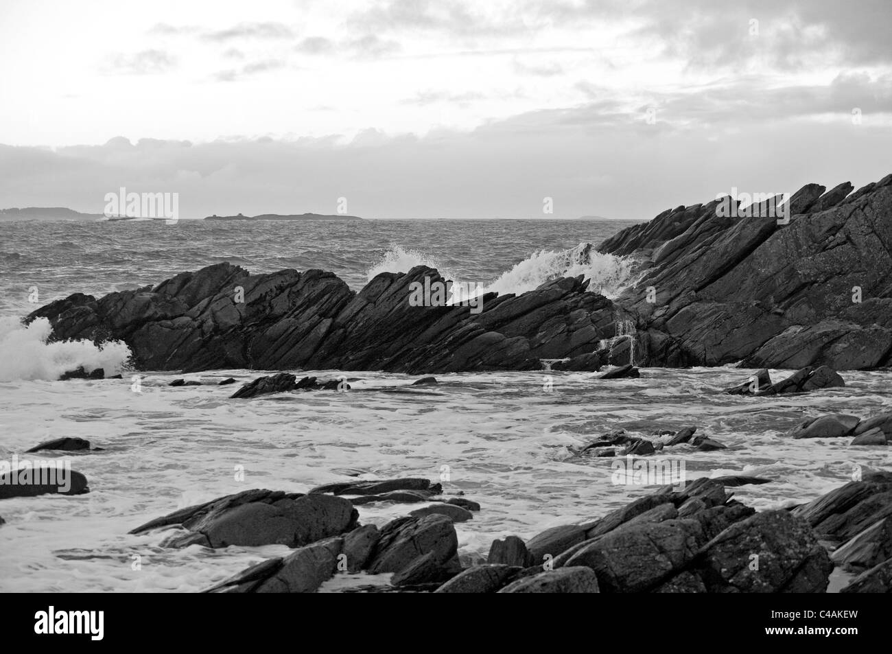 Ølberg beach. Les vagues s'écraser sur les rochers. Rogaland, Banque D'Images