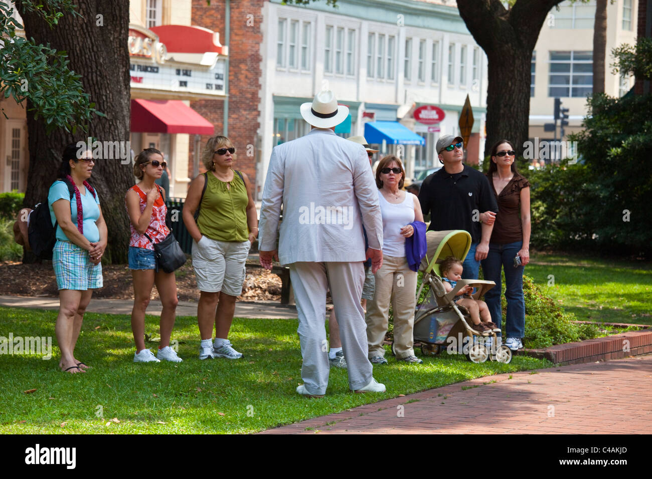 Groupe de touristes pour une visite à pied à Savannah, Géorgie Banque D'Images