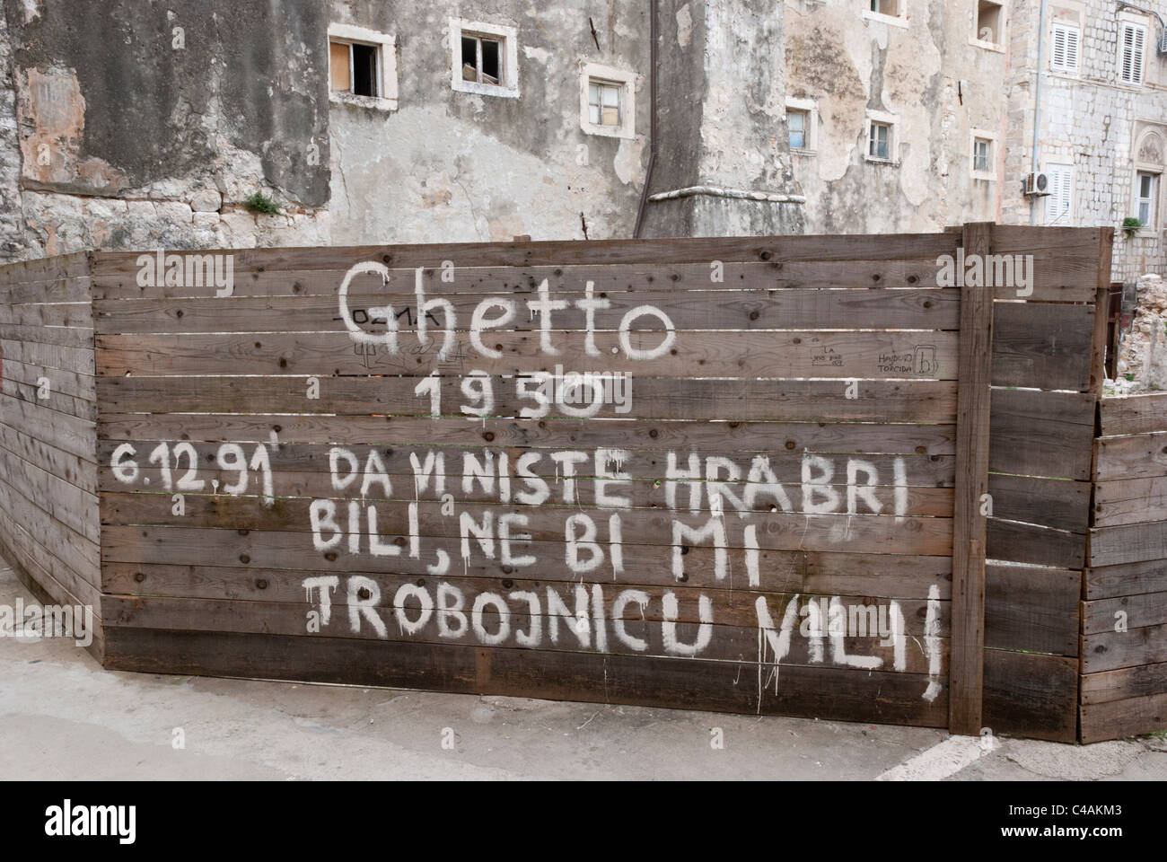 Graffiti dans un quartier délabré de la vieille ville de Dubrovnik, Croatie. Banque D'Images