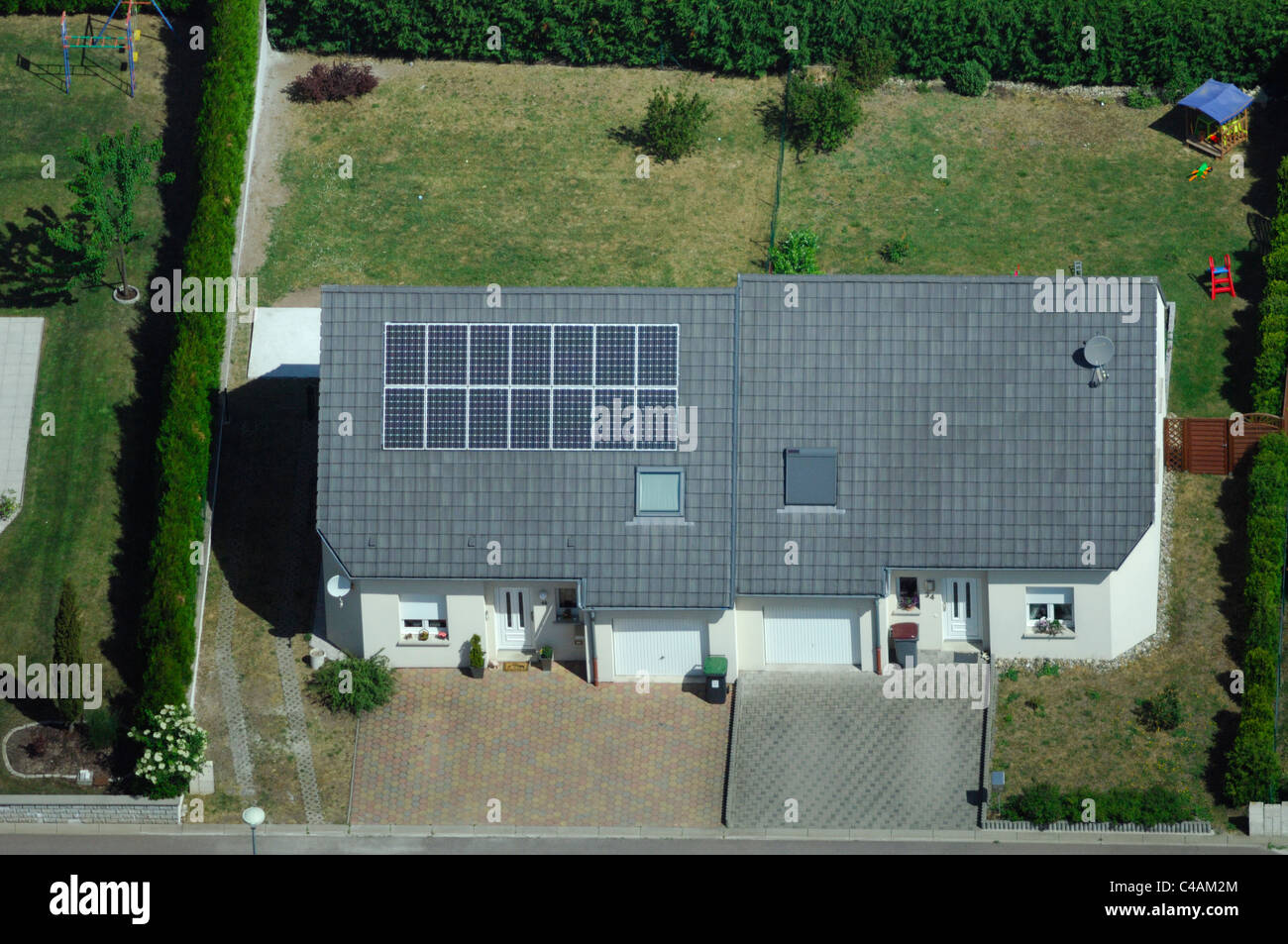 Vue aérienne de la maison privée avec des panneaux photovoltaïques sur le toit, France Banque D'Images