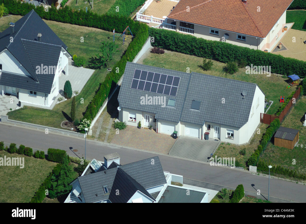 Vue aérienne de la maison privée avec des panneaux photovoltaïques sur le toit, France Banque D'Images