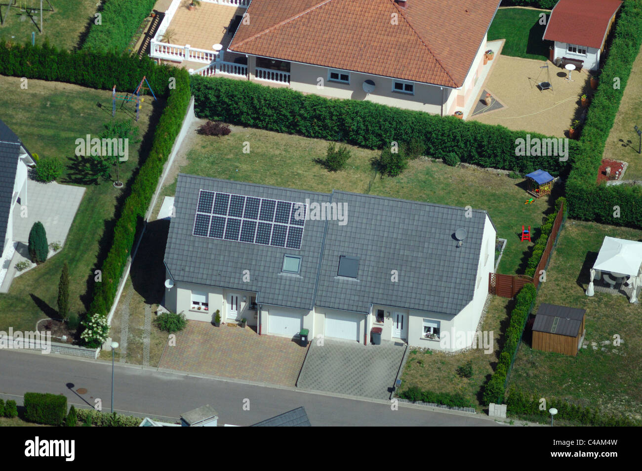 Vue aérienne de la maison privée avec des panneaux photovoltaïques sur le toit, France Banque D'Images