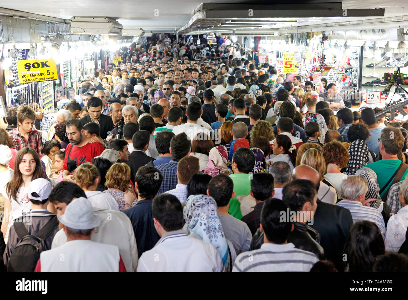 Des foules de gens et shoppers dans un passage souterrain bondé à Istanbul, Turquie Banque D'Images