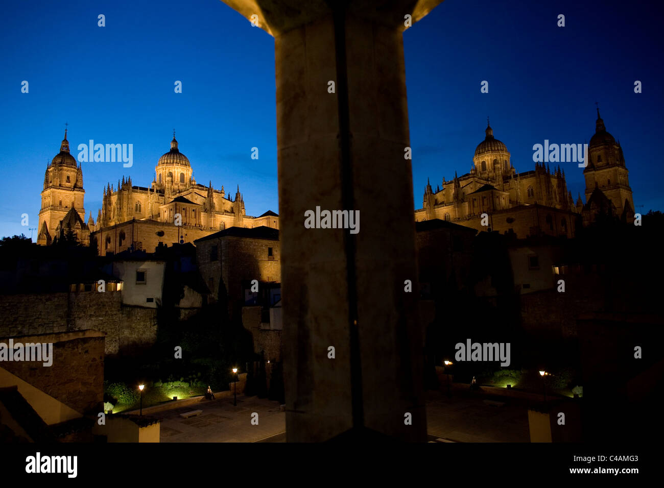 Vue de la cathédrale reflétée par une fenêtre et illuminé la nuit dans la ville de Salamanque, Espagne Banque D'Images