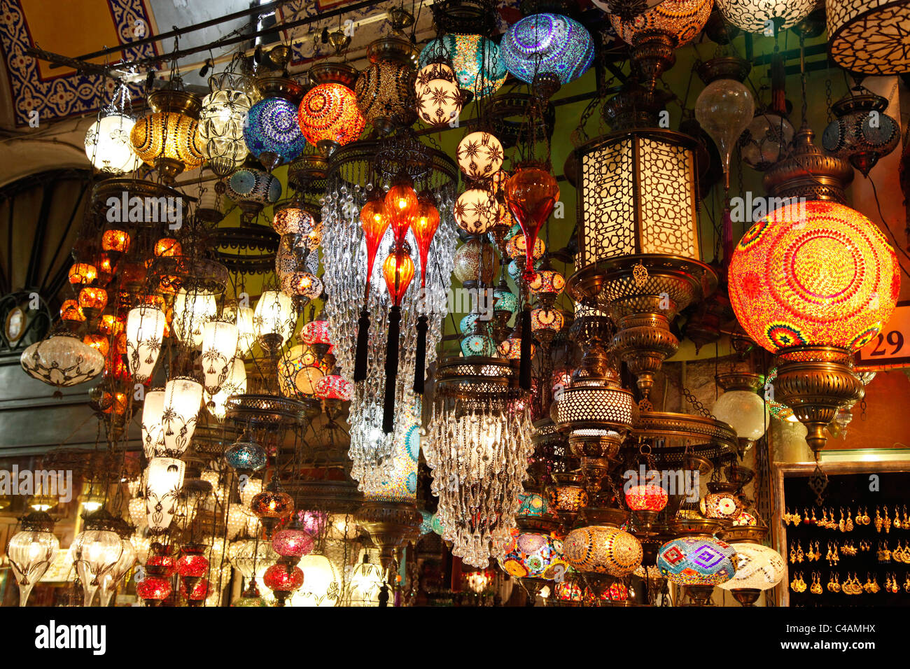 L'éclairage et feux de turc à la lumière d'une lampe et boutique dans le Grand Bazar, aka vieux bazar, marché couvert à Istanbul, Turquie Banque D'Images