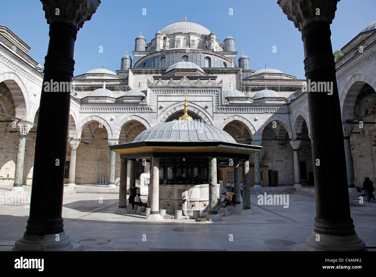 Cour de la mosquée du Sultan Bayezid II à Istanbul, Turquie Banque D'Images