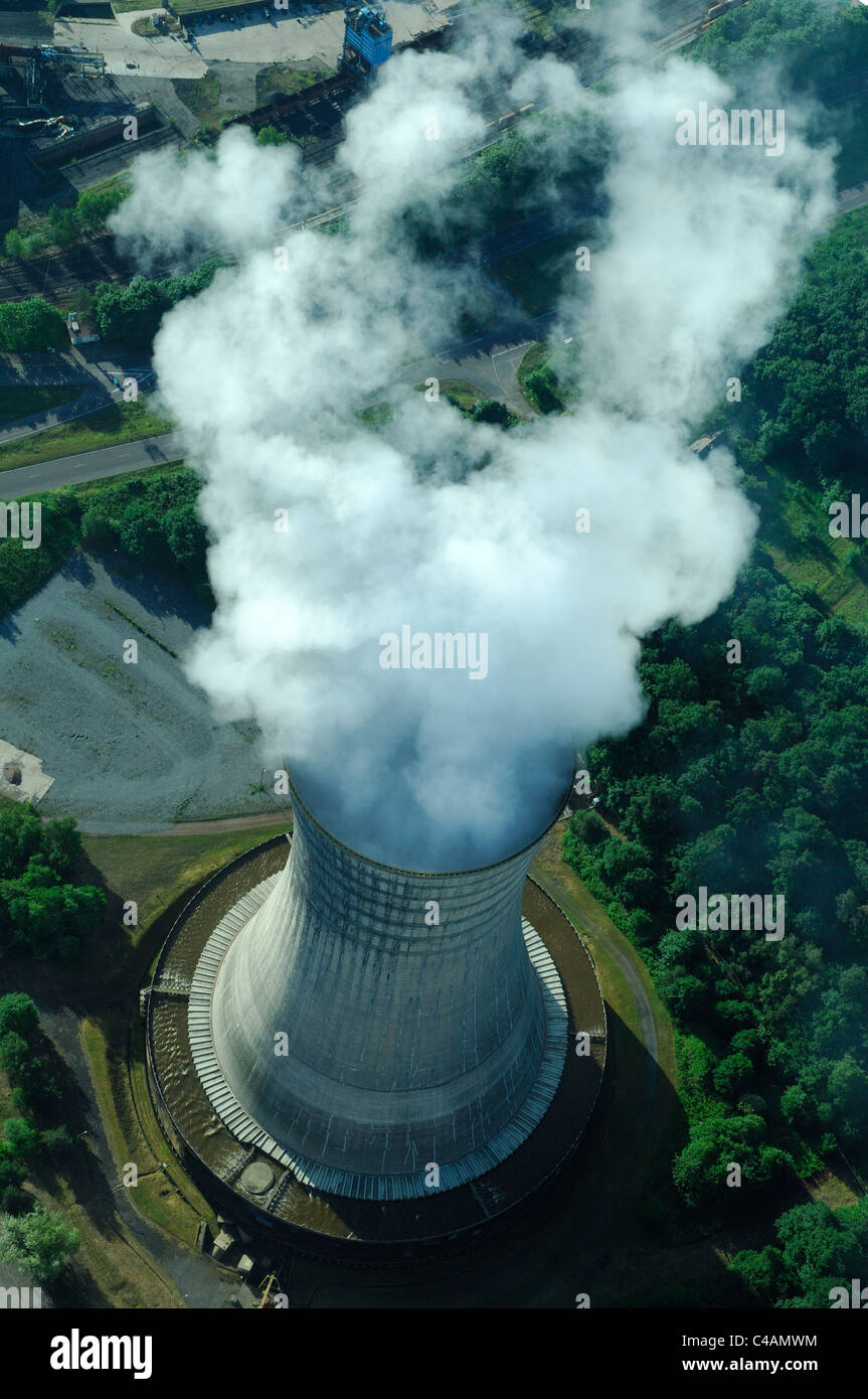 Vue aérienne de la tour de refroidissement de la vapeur d'eau de la station d'alimentation électrique, Emile Huchet Carling Saint Avold, Moselle, Lorraine, France Banque D'Images