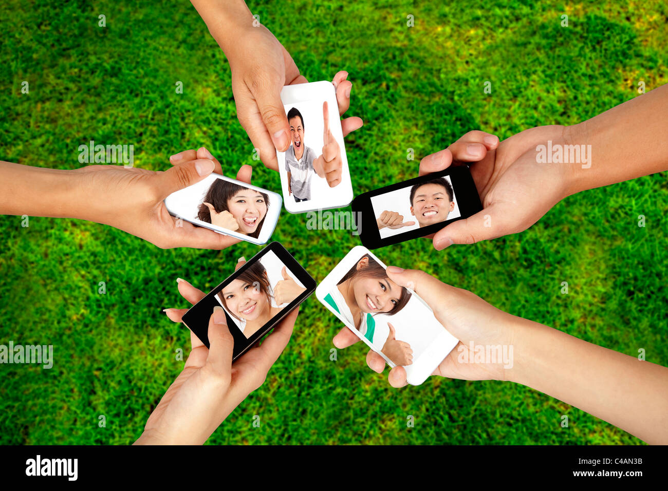 Réseau social sur le téléphone intelligent de jeune groupe Banque D'Images