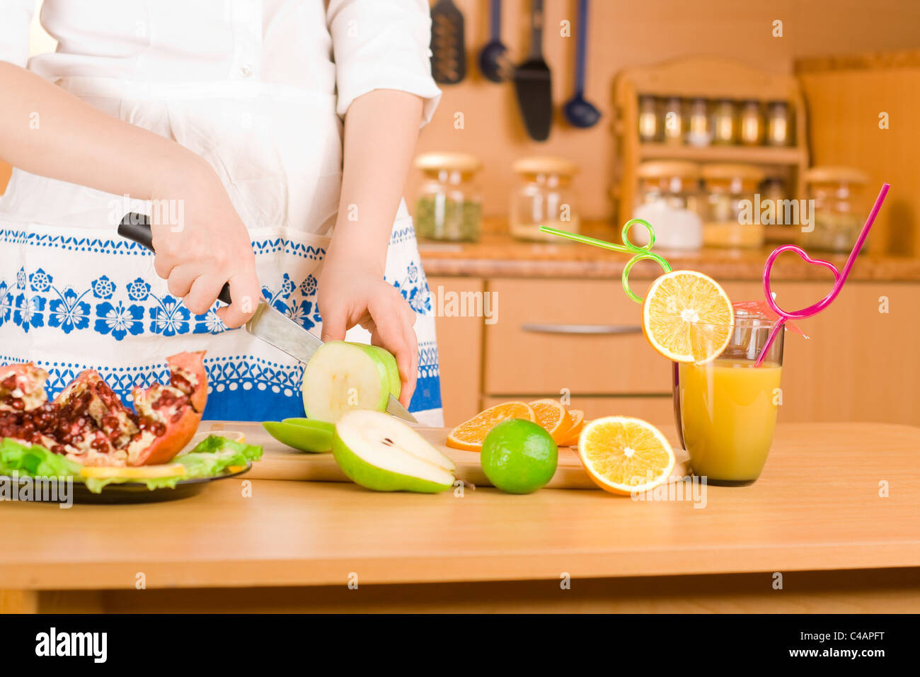 Woman's hands cutting green apple Banque D'Images