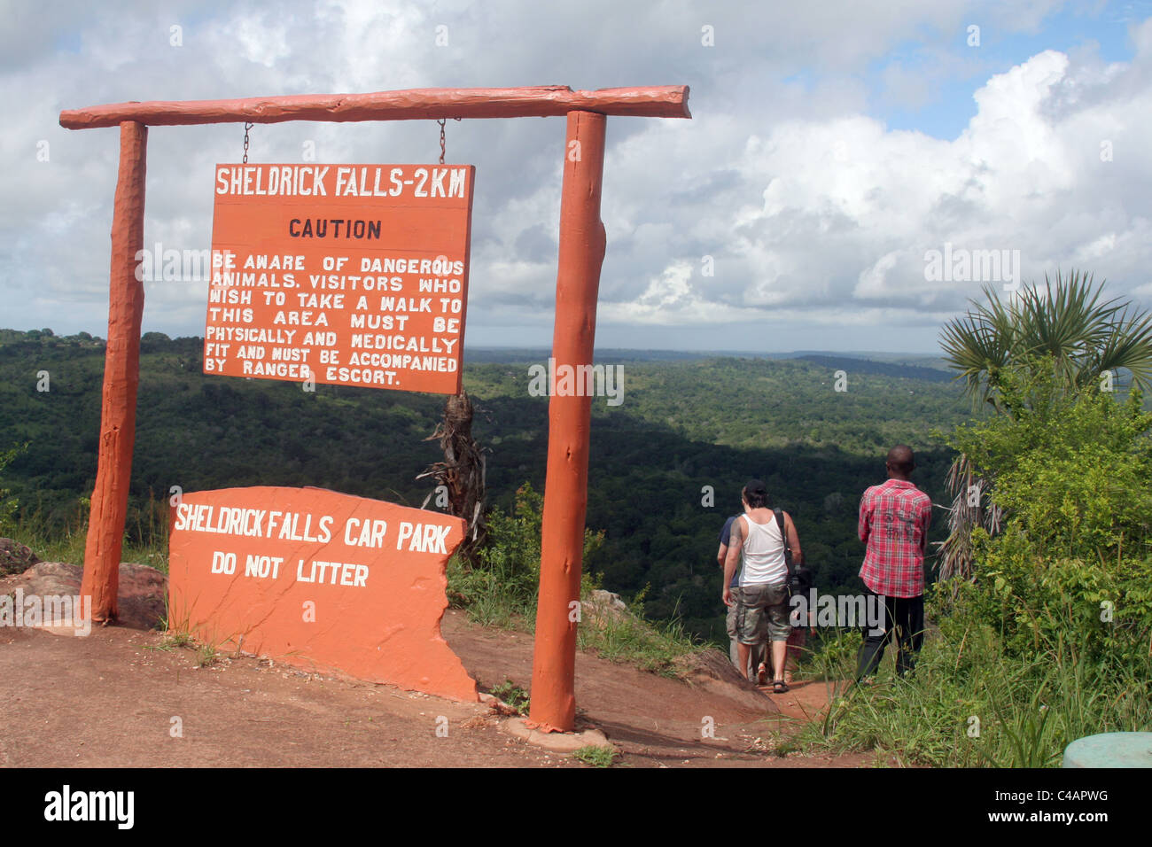 Les touristes au début de marche de Sheldrick Cascades dans le Parc National de Shimba Hills, Kenya, Afrique de l'Est Banque D'Images