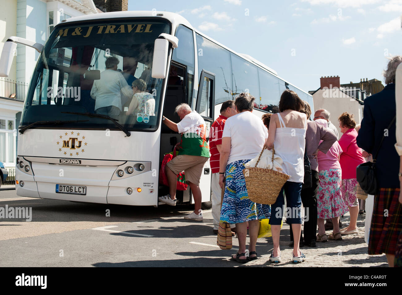 Excursionnistes en vacances de monter dans un autobus coach sur Aberystwyth, Pays de Galles UK promenade Banque D'Images