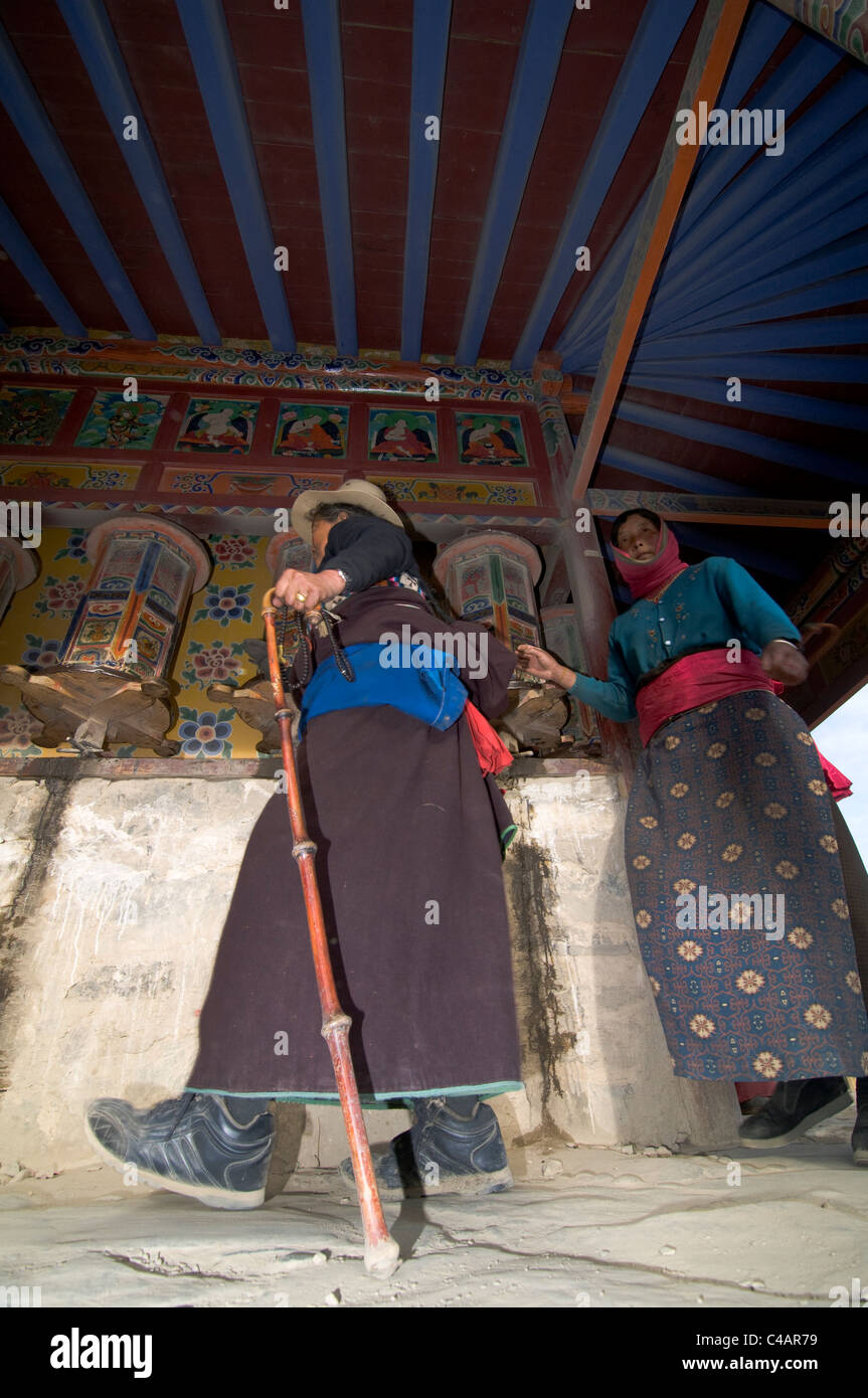 Pèlerins tibétains visiter le monastère de Labrang à Xiahe. Banque D'Images