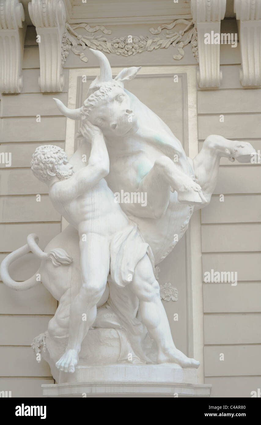 Statue antique d'un dieu mâle grec wrestling un taureau Banque D'Images