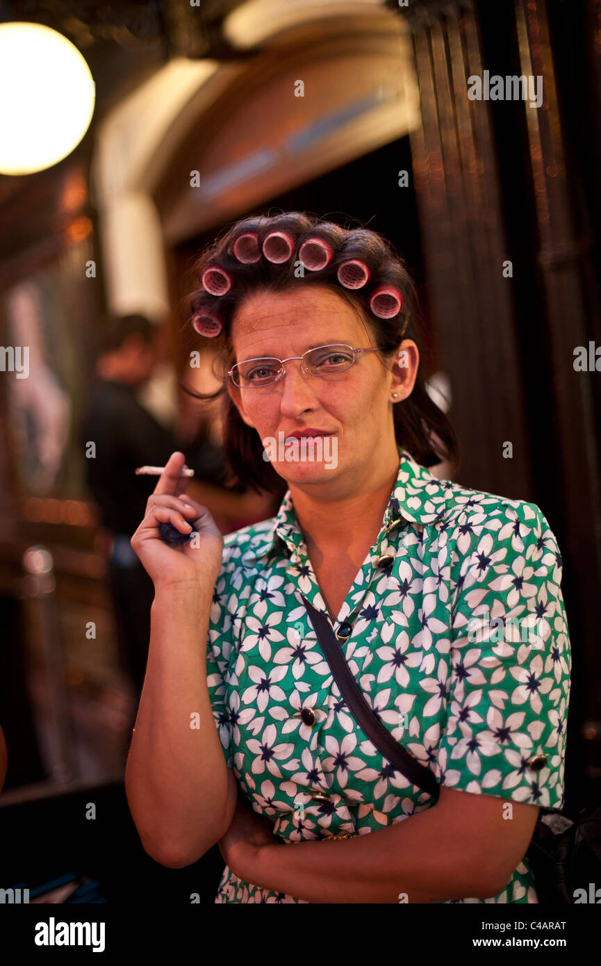 Une femme vêtue de 1950 époque fantaisie robe sur un hen night party cigarette dans Aberystwyth Wales UK Banque D'Images