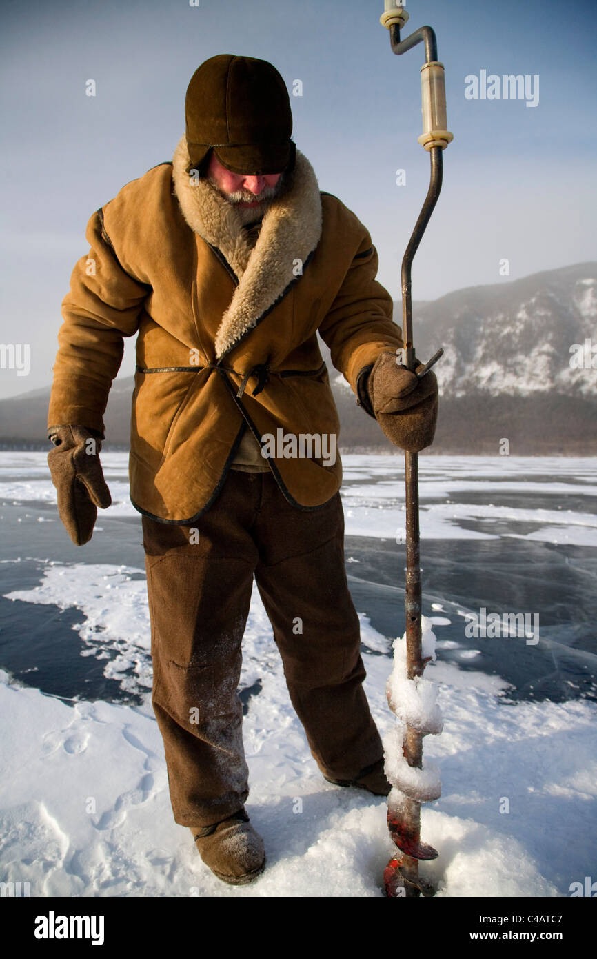 La Russie, la Sibérie, le Baïkal ; l'objet de préparatifs pour la pêche sur le lac Baïkal gelé en hiver Banque D'Images