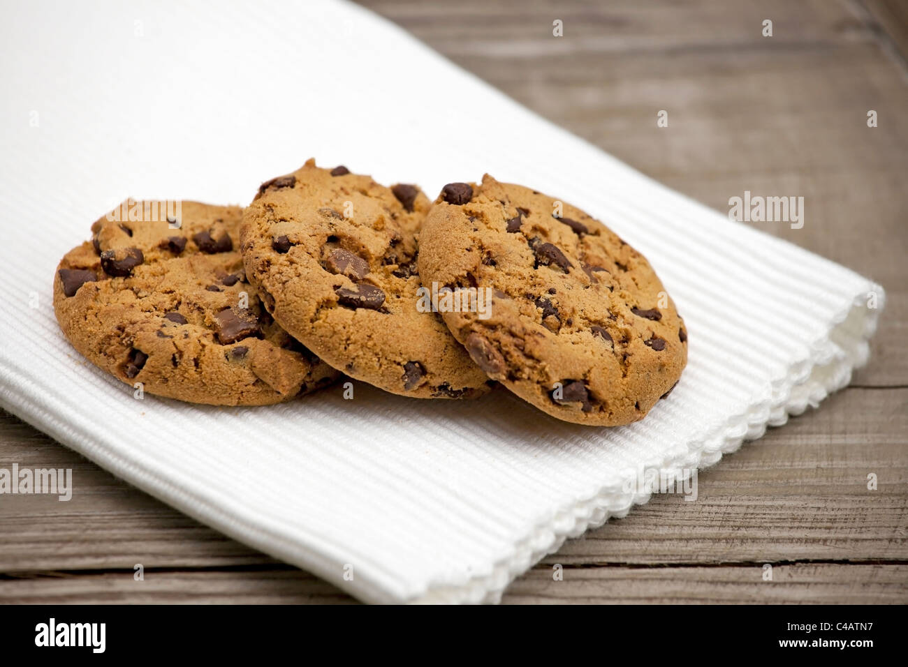 Cookies aux pépites de chocolat servi sur un plateau en bois antique Banque D'Images