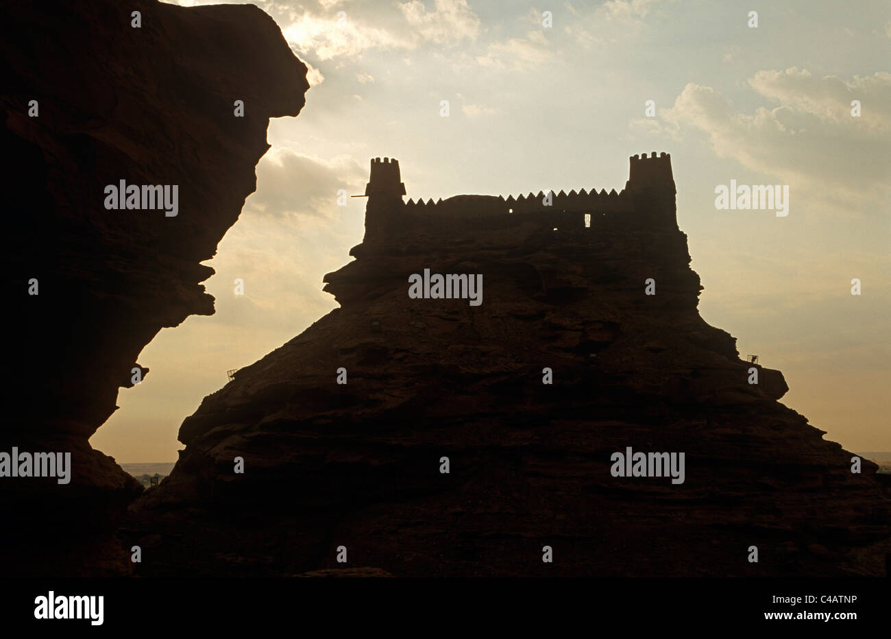 L'Arabie saoudite, Jouf, Sakaka. Un soleil silhouettes la couvaison aperçu de la 19e siècle, Fort Zaabel ou Qasr Za'Abel. Banque D'Images