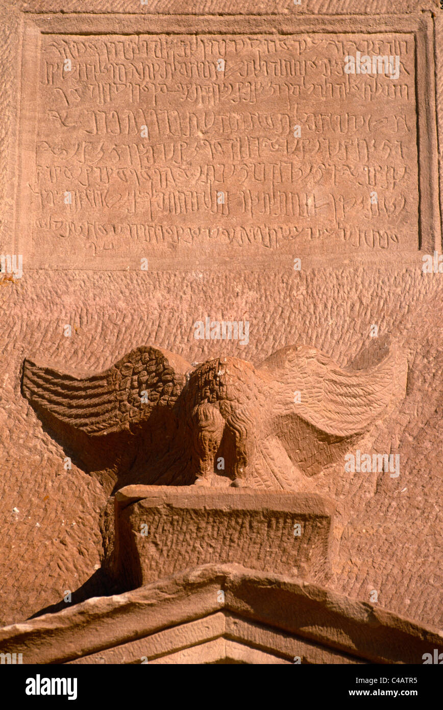 L'Arabie saoudite, Médine, nr. Madain Saleh, Al-Ula (aka Hegra). Inscriptions nabatéennes et raptor ornent la façade Banque D'Images