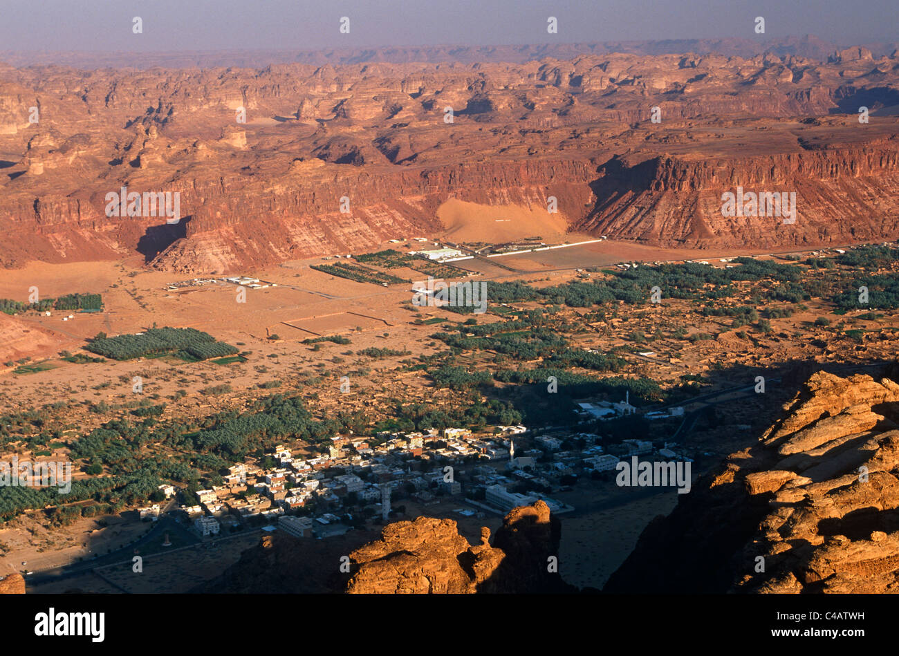L'Arabie saoudite, Médine, Al-Ula. Une vue sur la ville et oasis de Al-Ula depuis les collines environnantes. Banque D'Images