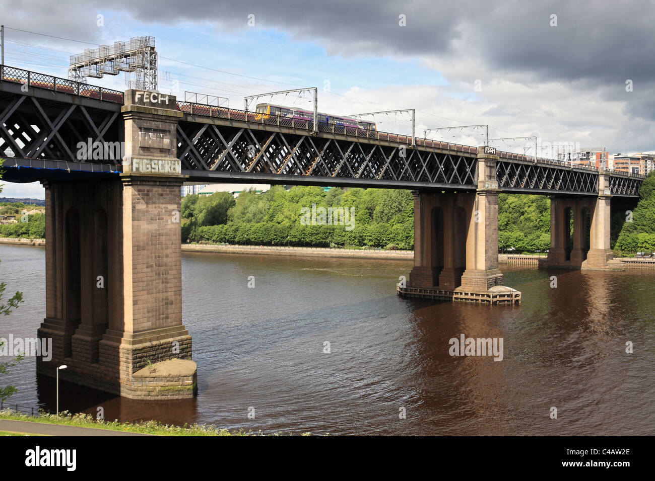 Northern Rail train stimulateur King Edward pont sur la Tyne Newcastle Gateshead et entre dans la région de Angleterre du Nord-Est, Royaume-Uni Banque D'Images