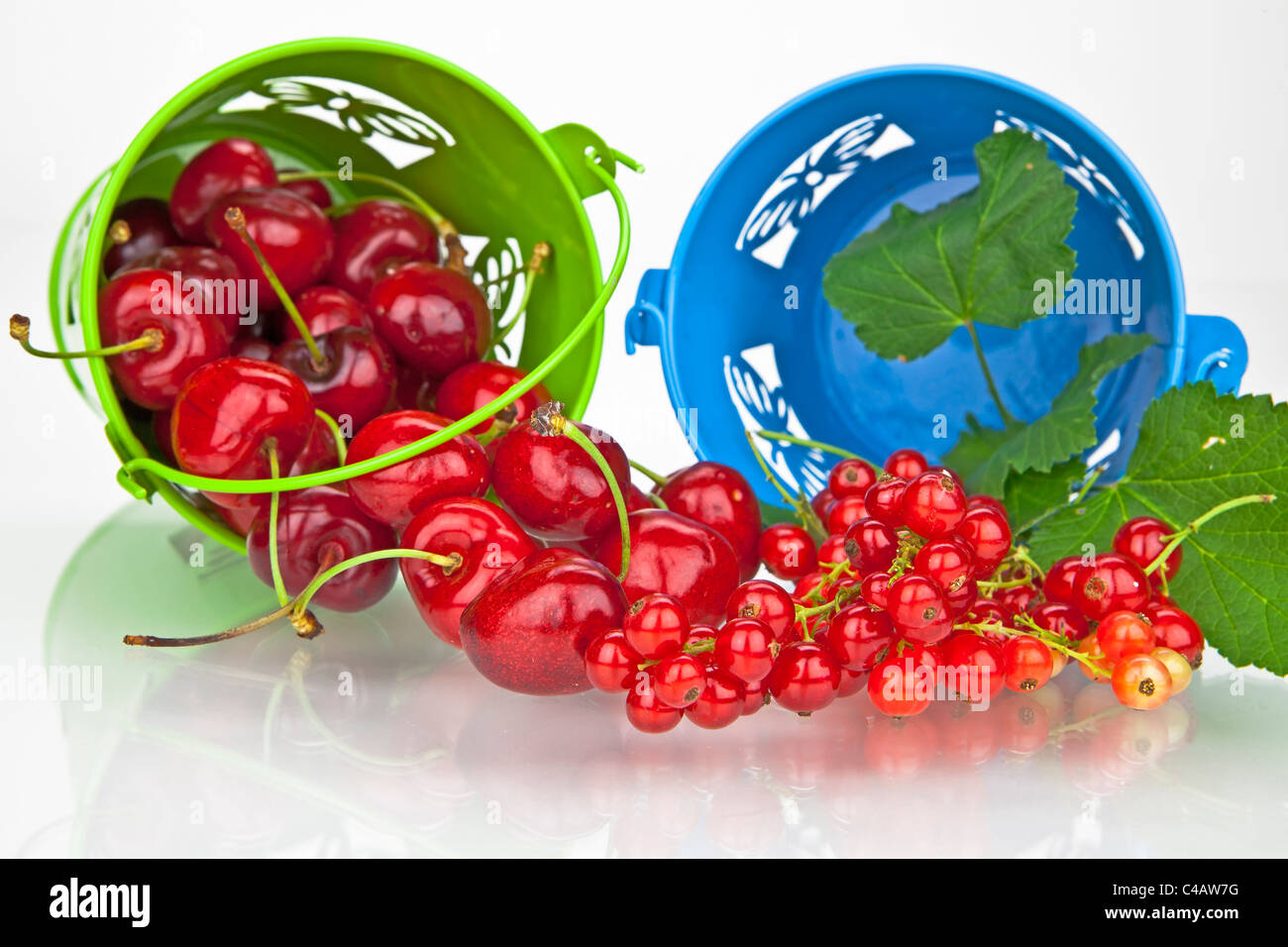 Les cerises et les raisins de Corinthe dans de petits seaux directement après la récolte Banque D'Images